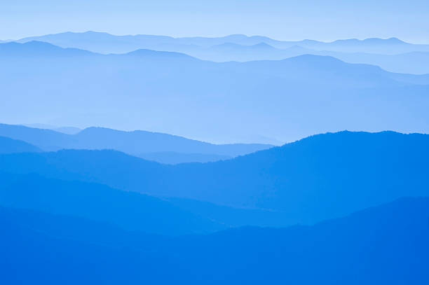blue ridge mountains - blue ridge mountains appalachian mountains appalachian trail forest stock-fotos und bilder