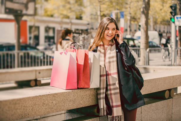 istock Young woman talking on the phone in Paris 916271140