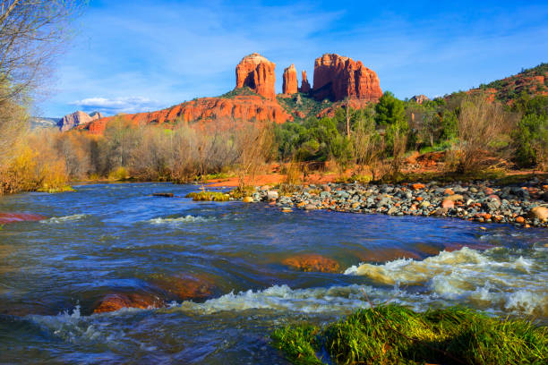 roca catedral cerca de sedona  - sedona fotografías e imágenes de stock