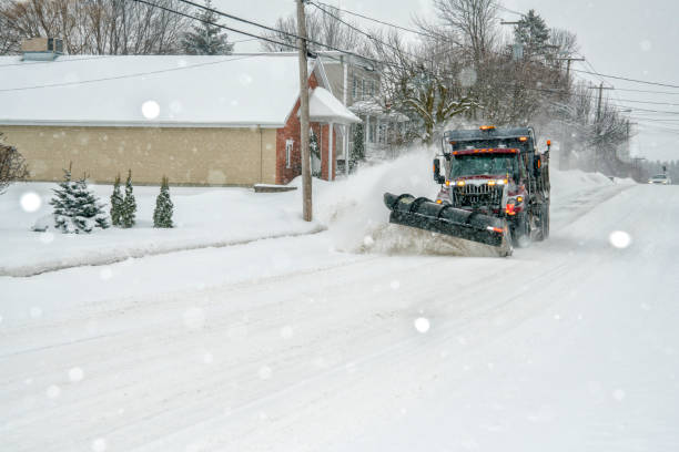 istock Snowplow at the end of the day 916284564