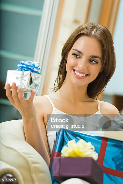 Jovem Mulher Sorridente Feliz Com Caixas De Presente Em Casa - Fotografias de stock e mais imagens de Adulto