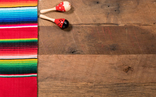 istock Cinco de Mayo background on wooden boards 916300850