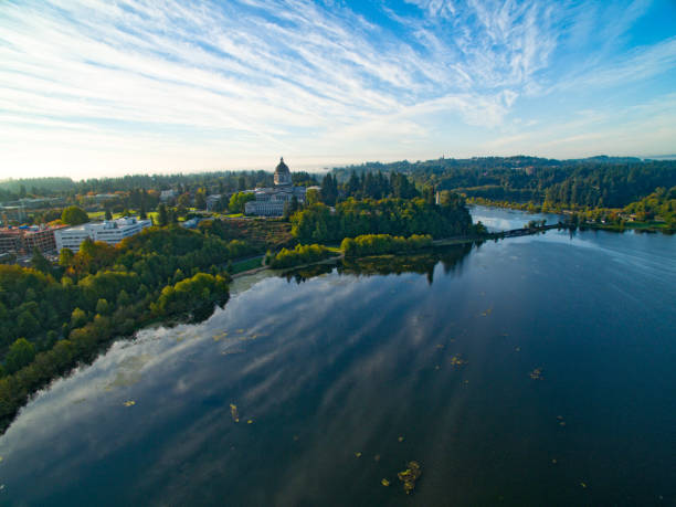 올림피아 워싱턴 주 의사당 주 의회 정부 건물 및 호수 풍경 - washington state olympia state capital 뉴스 사진 이미지