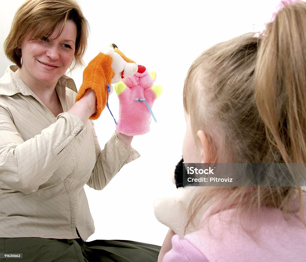 Mamma gioca con la figlia - Foto stock royalty-free di Bambino