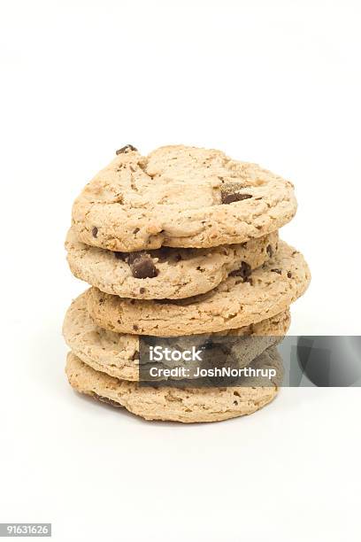 Pilha De Biscoitos - Fotografias de stock e mais imagens de Biscoito de Chocolate - Biscoito de Chocolate, Bolacha, Branco