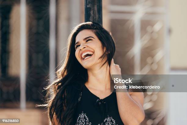 Retrato De Feliz Mujer Sonriente Al Aire Libre Foto de stock y más banco de imágenes de Mujeres - Mujeres, Una sola mujer, Felicidad