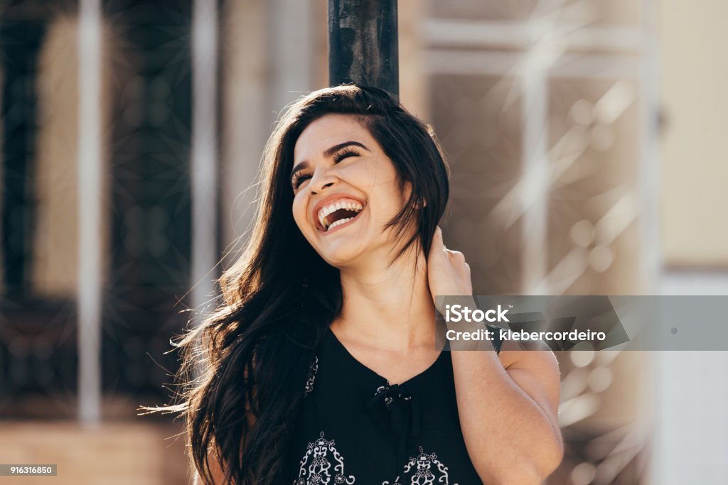 Ritratto felice donna sorridente all'aperto - Foto stock royalty-free di Donne