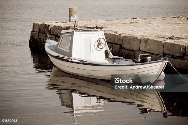 Łódka Odbicie - zdjęcia stockowe i więcej obrazów Bez ludzi - Bez ludzi, Boja, Drewno - Tworzywo