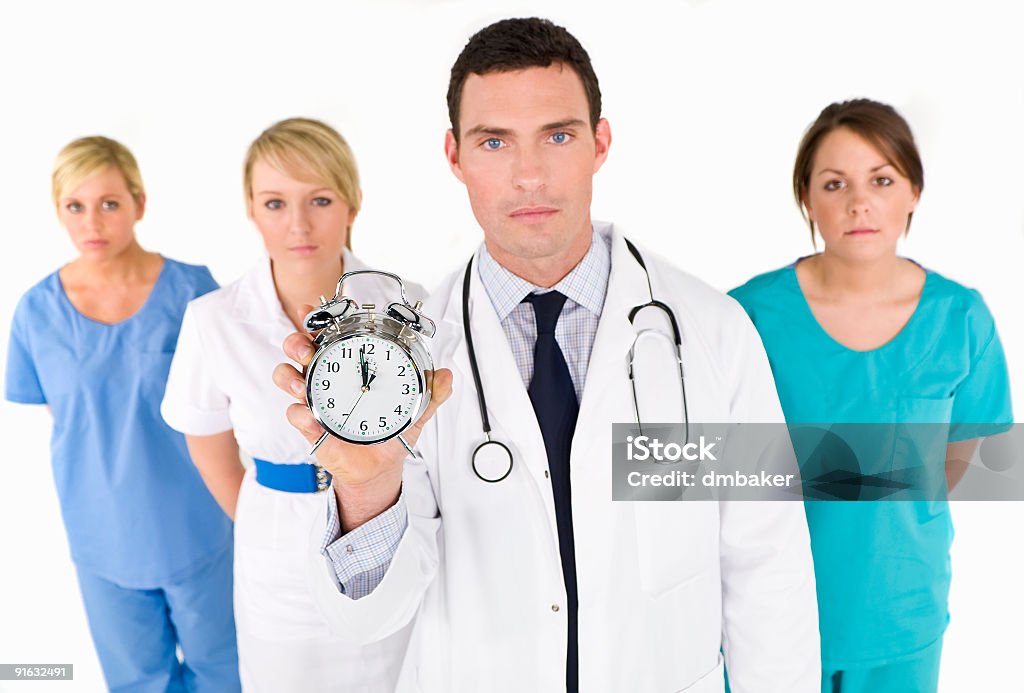 Preocupado médico e uma equipe médica com relógio - Foto de stock de Adulto royalty-free