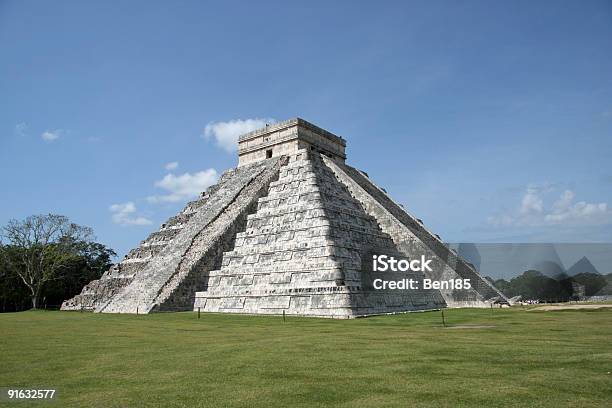 Pirâmide De Kukulkánde El Castillo - Fotografias de stock e mais imagens de Amor à Primeira Vista - Amor à Primeira Vista, América Latina, Antiguidades