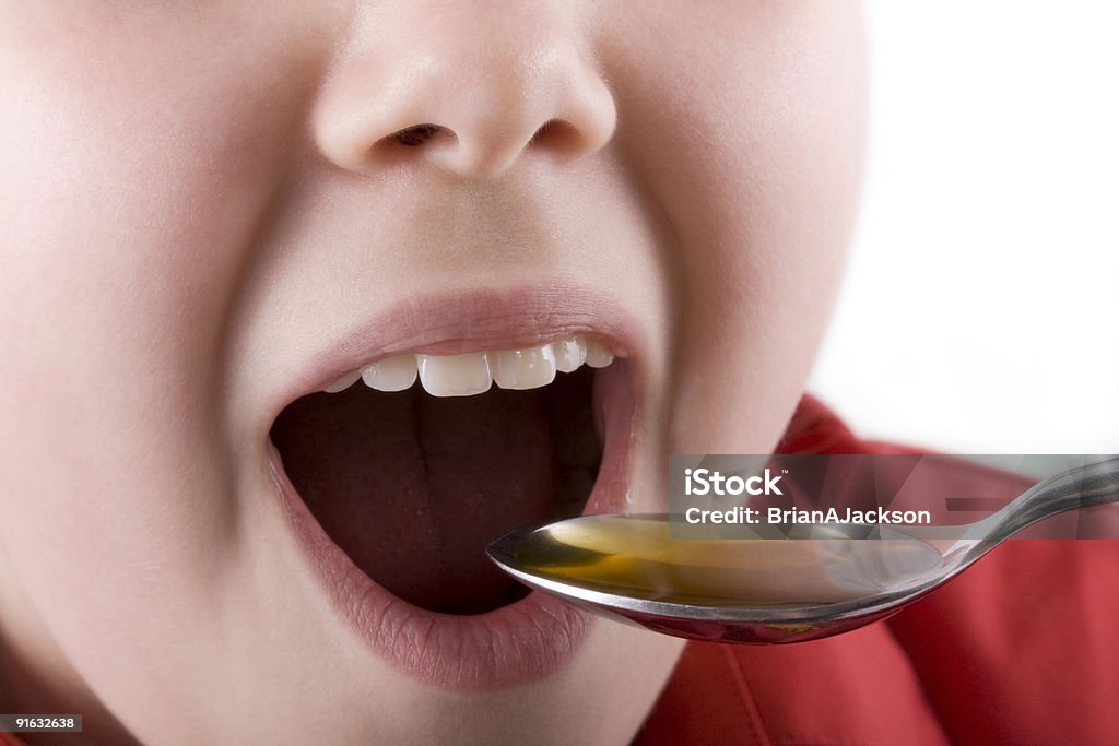 멀미용 자녀가 약을 복용하다 또는 대구 간유 - 로열티 프리 어유 스톡 사진