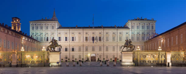 turin - palazzo reale in der abenddämmerung. - palazzo reale turin stock-fotos und bilder