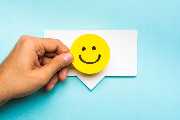 istock Good job concept. Happy face smiling on speech bubble and blue background. 916330036