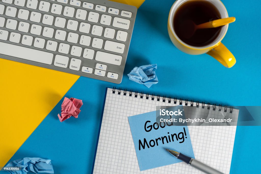 Foto de Bom Dia Está Escrito No Bloco De Notas Pequeno Com Uma Xícara De Café Caneta Teclado Na Brilhante No Local De Trabalho No Escritório Ou Em Casa e mais fotos Foto de Bom Dia Está Escrito No Bloco De Notas Pequeno Com Uma Xícara De Café Caneta Teclado Na Brilhante No Local De Trabalho No Escritório Ou Em Casa e mais fotos