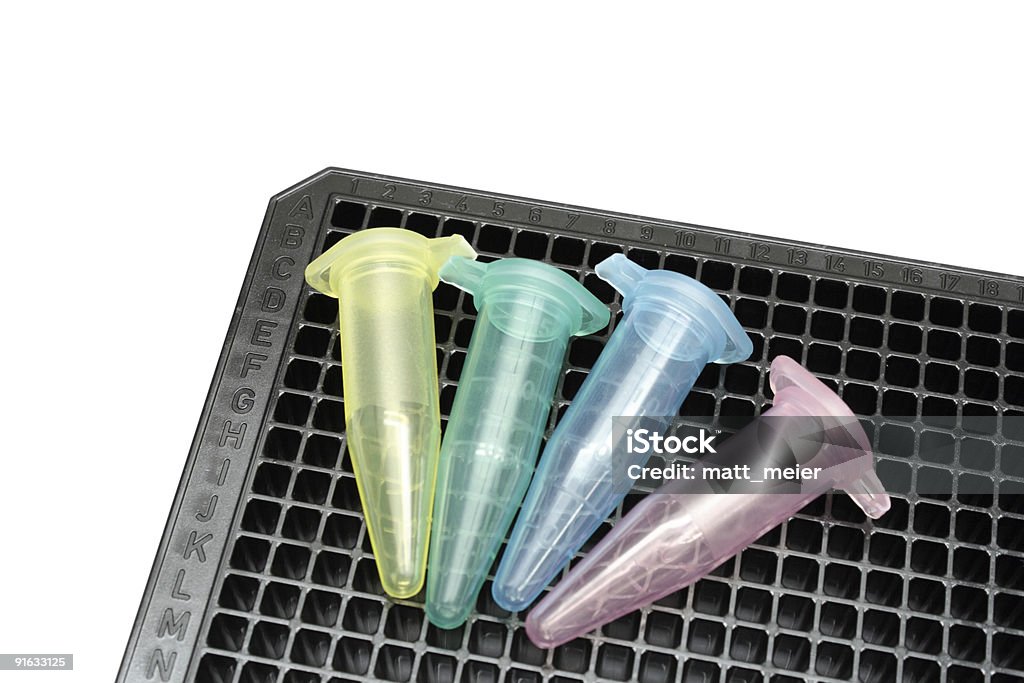 Microplaca y tubos - Foto de stock de ADN libre de derechos