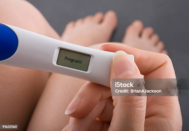 Prueba De Embarazo Foto de stock y más banco de imágenes de Prueba de embarazo - Prueba de embarazo, Emoción positiva, Embarazada
