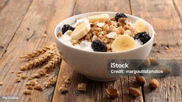 Ciotola Di Muesli E Frutta - Fotografie stock e altre immagini di Scodella - Scodella, Cereali da colazione, Cereale