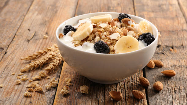 taça de muesli e fruta - fruta com grão - fotografias e filmes do acervo