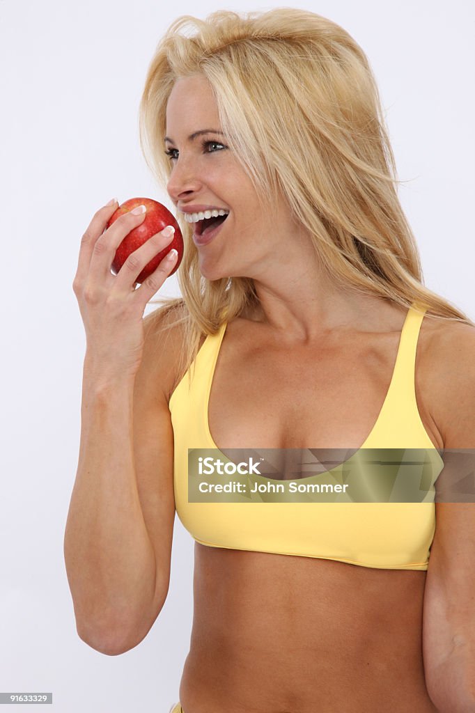 Zdrowa kobieta jedzenie apple - Zbiór zdjęć royalty-free (20-29 lat)