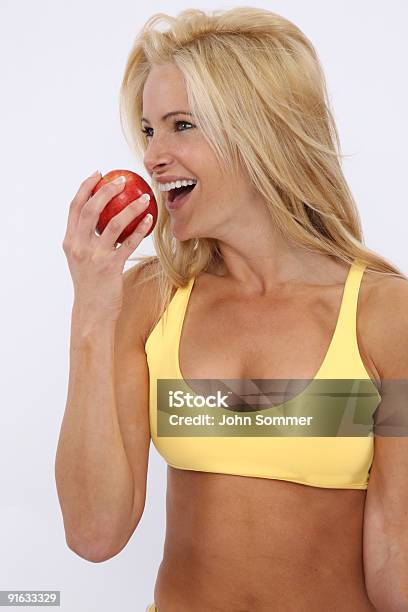Zdrowa Kobieta Jedzenie Apple - zdjęcia stockowe i więcej obrazów 20-29 lat - 20-29 lat, Biustonosz sportowy, Blond włosy