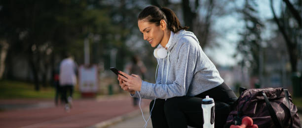 美しい若いスポーツ選手のトレーニングのための準備 - crossfit exercising sports training outdoors ストックフォトと画像