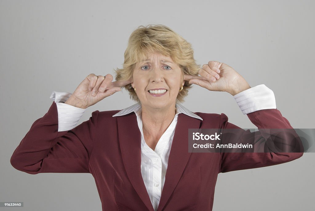 Femme d'affaires avec les doigts dans les oreilles - Photo de Doigts dans les oreilles libre de droits