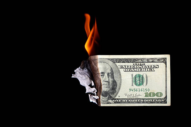 brennen von hundert-dollar-schein - bill dollar currency number 100 stock-fotos und bilder
