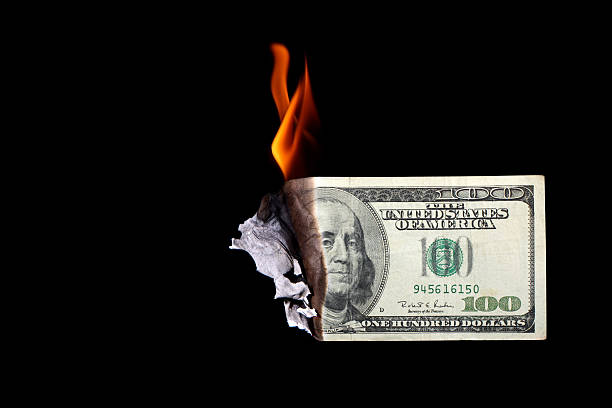 banconota da cento dollari di masterizzazione - money to burn foto e immagini stock