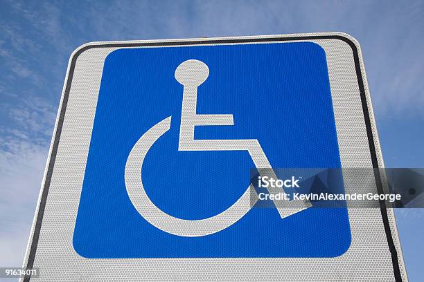 Photo libre de droit de Parking Réservé banque d'images et plus d'images libres de droit de Accessibilité aux personnes handicapées - Accessibilité aux personnes handicapées, Accès pour fauteuils roulants, Chaise roulante