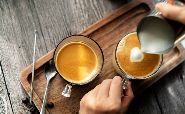ラテアートコーヒー - latté coffee tray froth ストックフォトと画像
