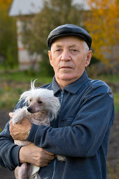 homem idoso com seu cão - chinese temple dog - fotografias e filmes do acervo