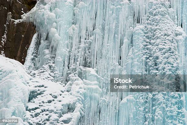 Invierno Cascada De Hielo Foto de stock y más banco de imágenes de Aire libre - Aire libre, Azul, Blanco - Color