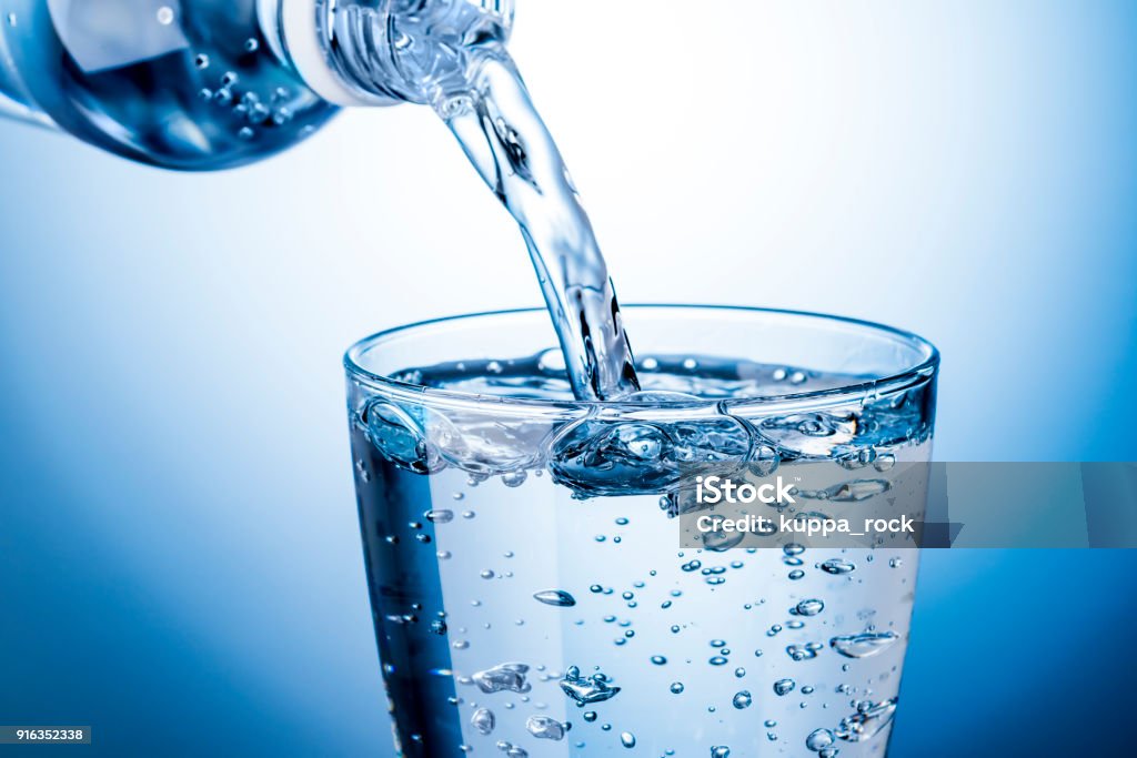 Despeje um copo de água gaseificada - Foto de stock de Água gaseificada royalty-free
