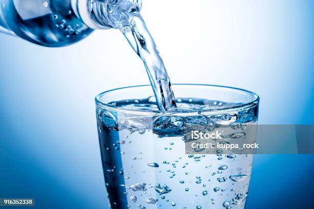 Foto de Despeje Um Copo De Água Gaseificada e mais fotos de stock de Água gaseificada - Água gaseificada, Água, Garrafa d'água