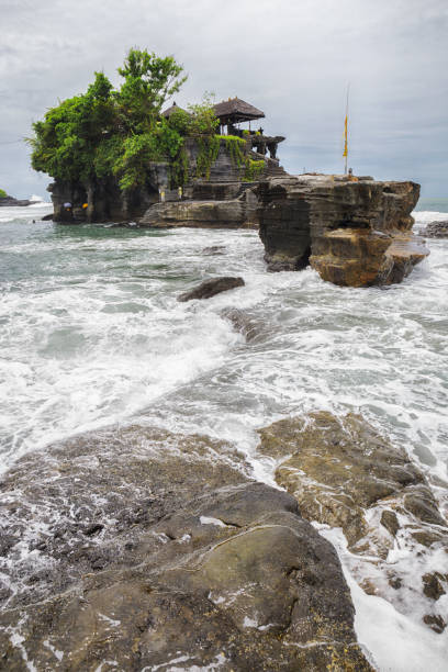 isola e tempio di tanah lot, bali, indonesia - bali temple landscape seascape foto e immagini stock