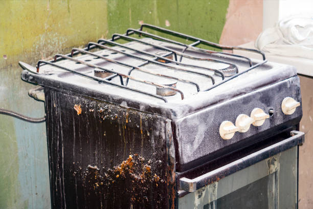 istock Old dirty gas stove in an abandoned state 916399696