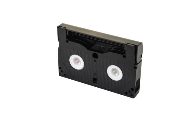 cassettes de formato de video de 8mm sobre el fondo blanco - hi8 fotografías e imágenes de stock