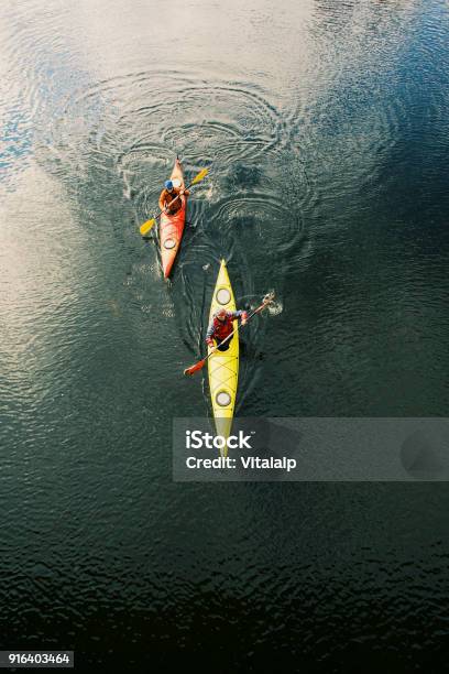 Zwei Männer Sind Am Fluss Entlang Paddeln Stockfoto und mehr Bilder von Kajakdisziplin - Kajakdisziplin, Kajak, Fluss