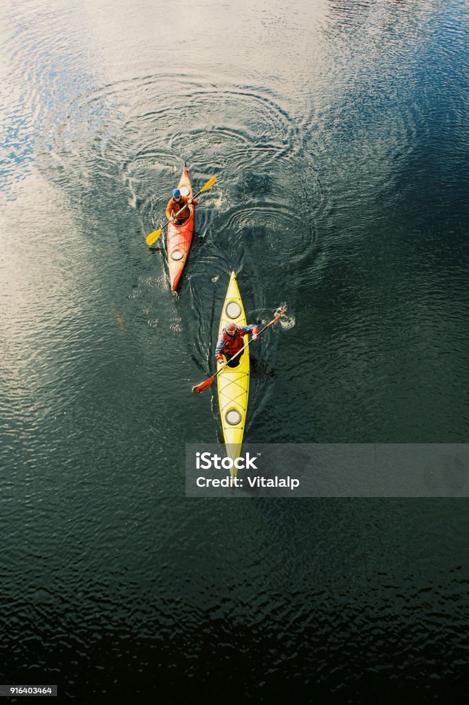 Dois homens são caiaque ao longo do rio. - Foto de stock de Caiaque - Canoagem e Caiaque royalty-free