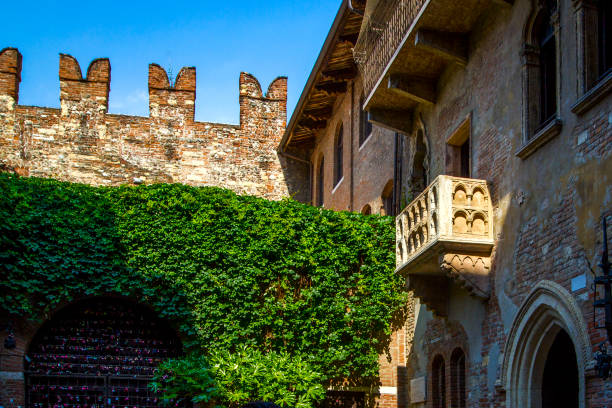 로미오와 줄리엣 capulet 원래의 집 발코니와 안뜰 베로나, 이탈리아에서. 유명한 역사 셰익스피어 집입니다. - verona italy veneto europe day 뉴스 사진 이미지