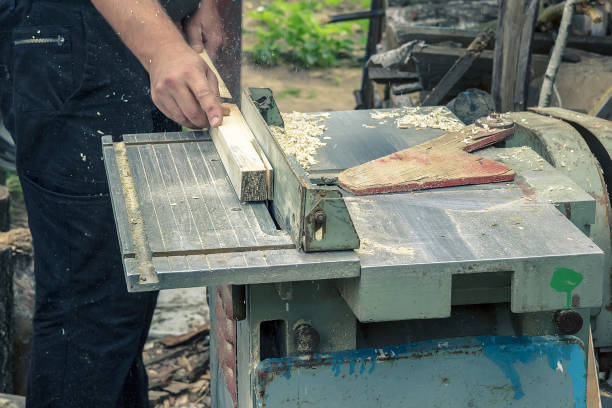 uma serra circular - wood circular saw dirty old - fotografias e filmes do acervo