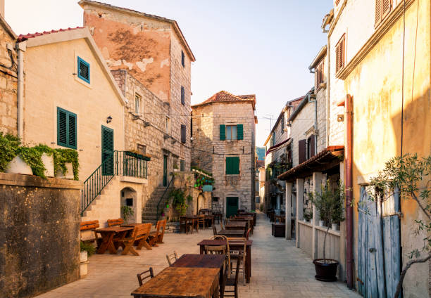 istock Medieval houses in Stari Grad, Croatia 916411152
