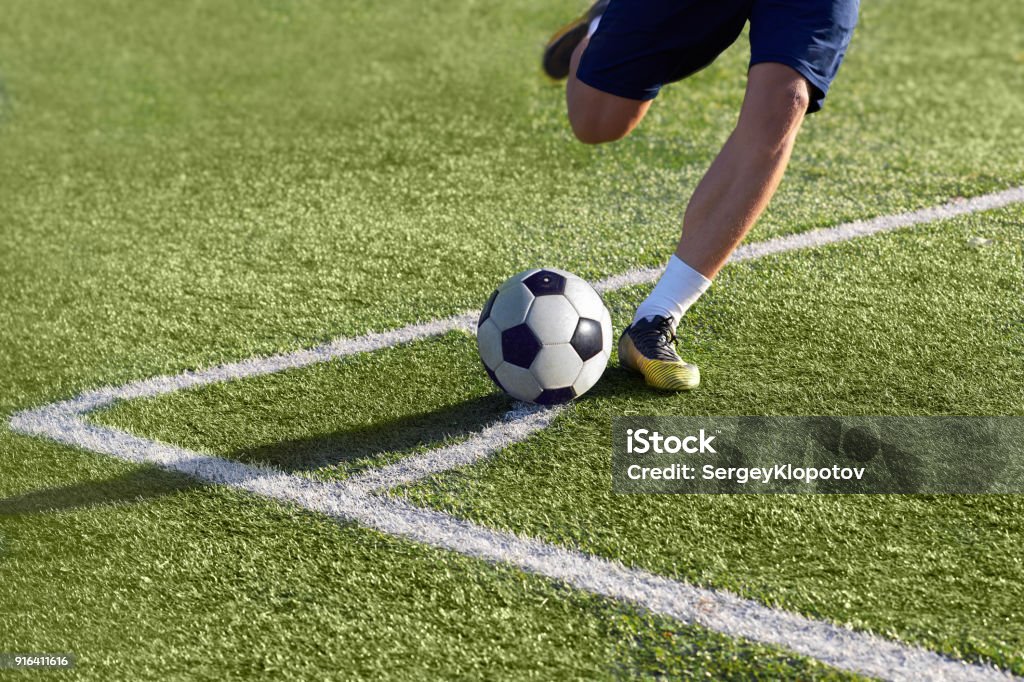 Fußballer bereitet sich auf einen Eckball mit dem Ball zu geben - Lizenzfrei Fußball Stock-Foto