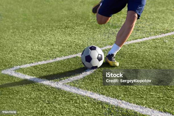 Fußballer Bereitet Sich Auf Einen Eckball Mit Dem Ball Zu Geben Stockfoto und mehr Bilder von Fußball