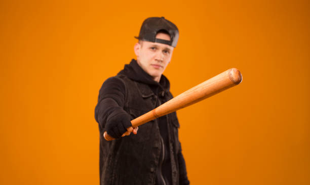 uomo con pipistrello - bat weapon baseball mob foto e immagini stock