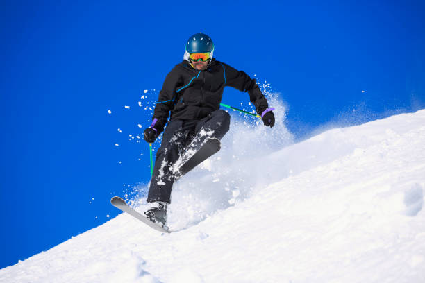 esquiador de hombre que cae accidente esquí esquí en nieve polvo.  parte país de esquí, resort de esquí dolomitas en italia. - back country skiing fotos fotografías e imágenes de stock