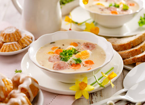 Branco borsch, polonês sopa de Páscoa com a adição de salsicha branca e um duro cozido o ovo em uma tigela de cerâmica - foto de acervo