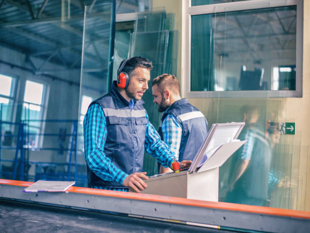 lavoratori in fabbrica - glass factory foto e immagini stock