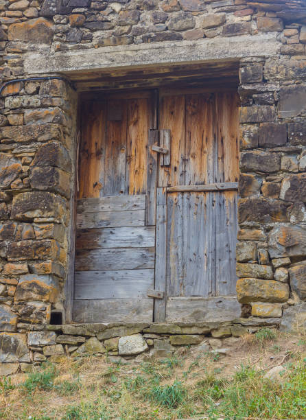 istock Door in an old stone facade 916438408