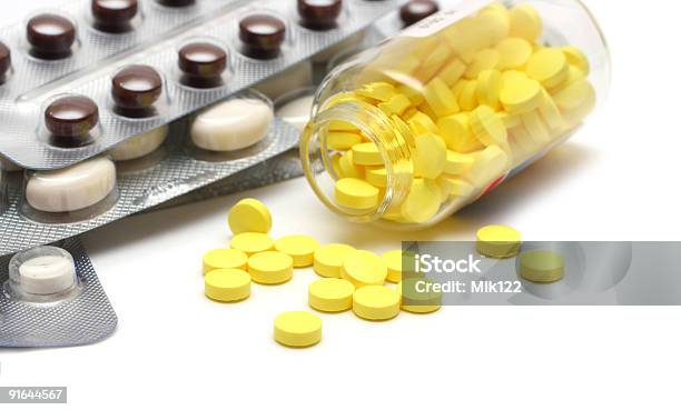Tabletten In Flasche Und Blasen Nahaufnahme Stockfoto und mehr Bilder von Antibiotikum - Antibiotikum, Behälter, Dosis